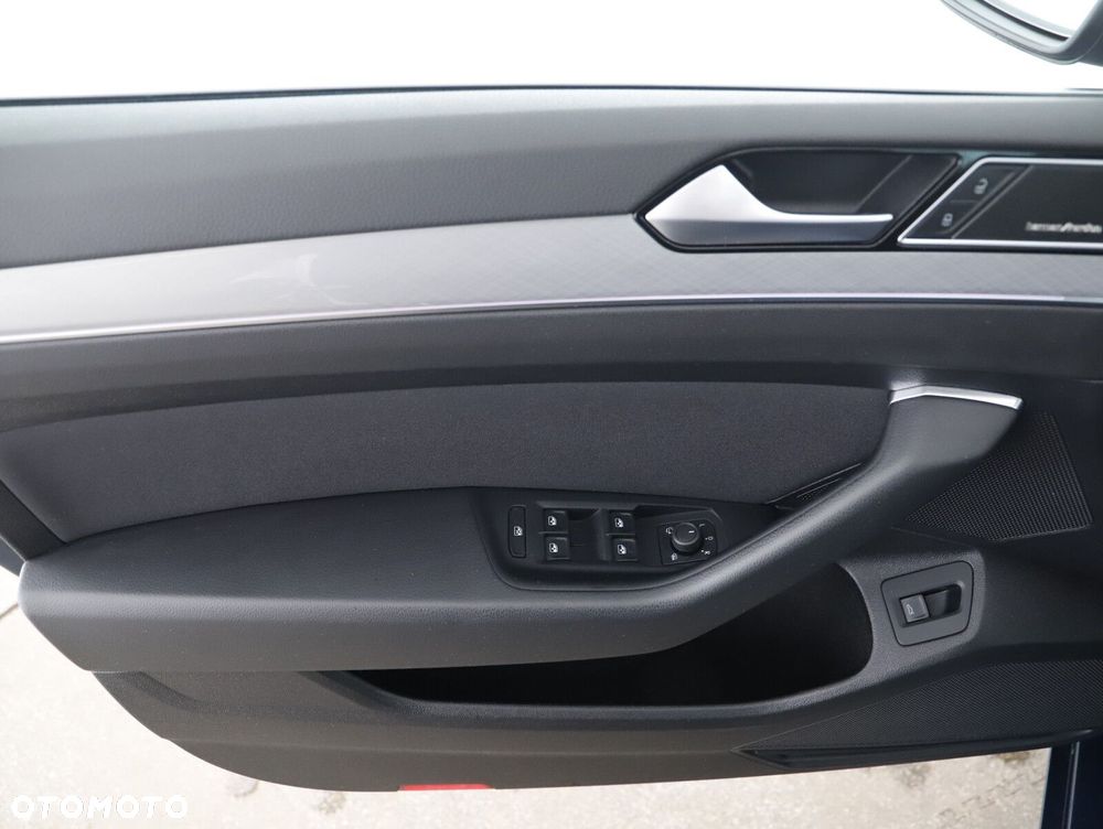 Volkswagen Passat Variant 2.0 TDI 4Mot Elegance DSG - 23