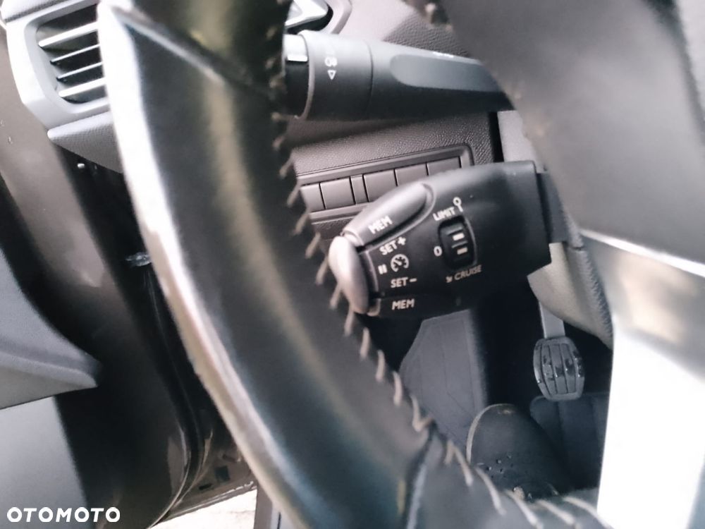 Peugeot 308 1.6 HDi Premium - 17