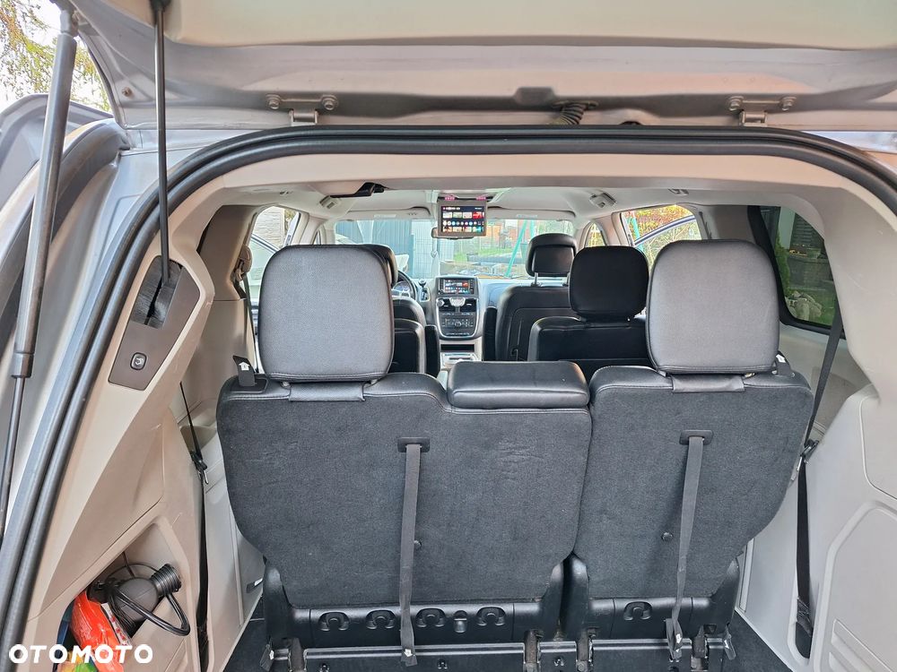 Chrysler Town & Country - 15