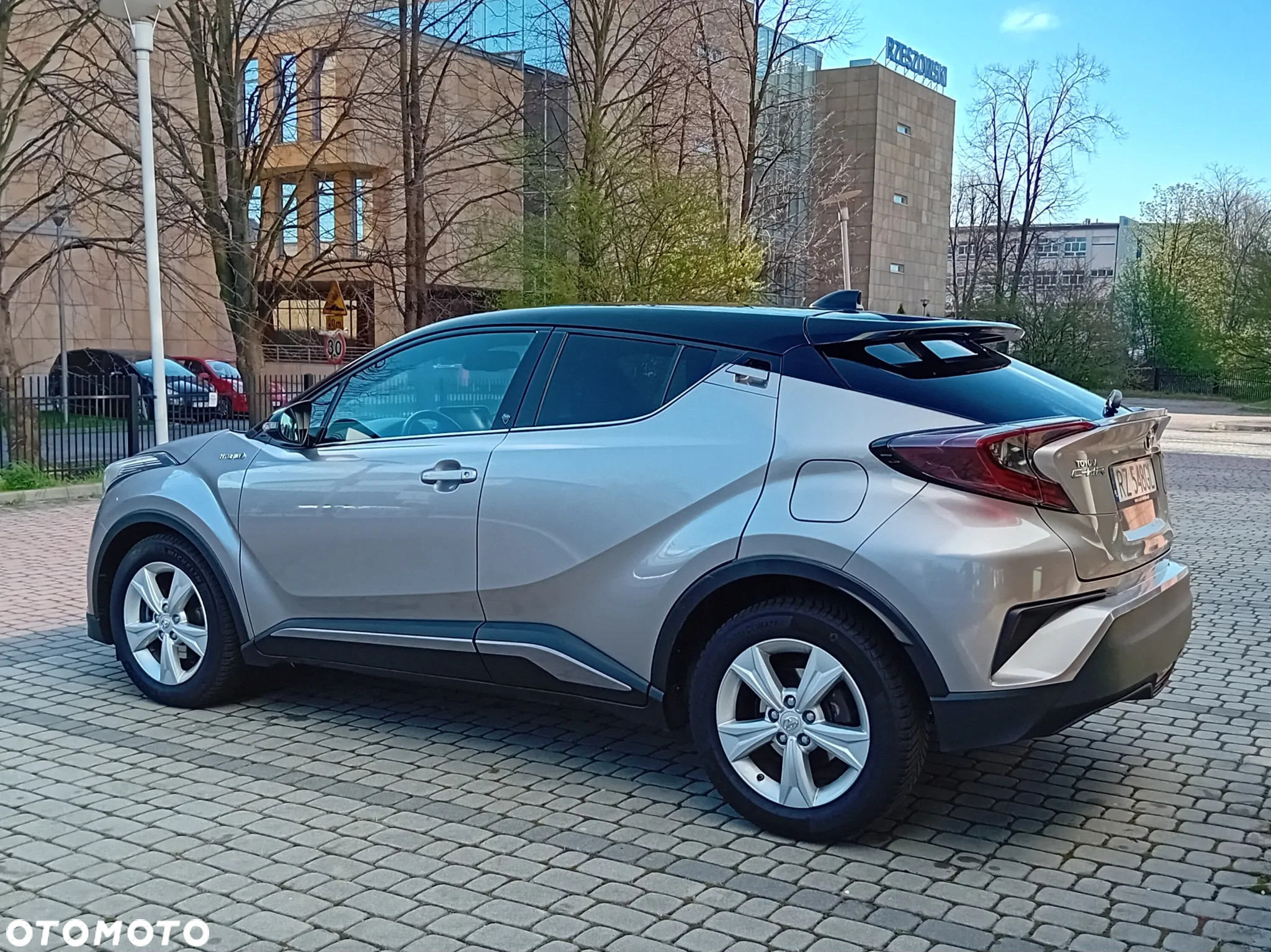 Toyota C-HR 1.8 Hybrid Neon Lime powered by JBL - 4