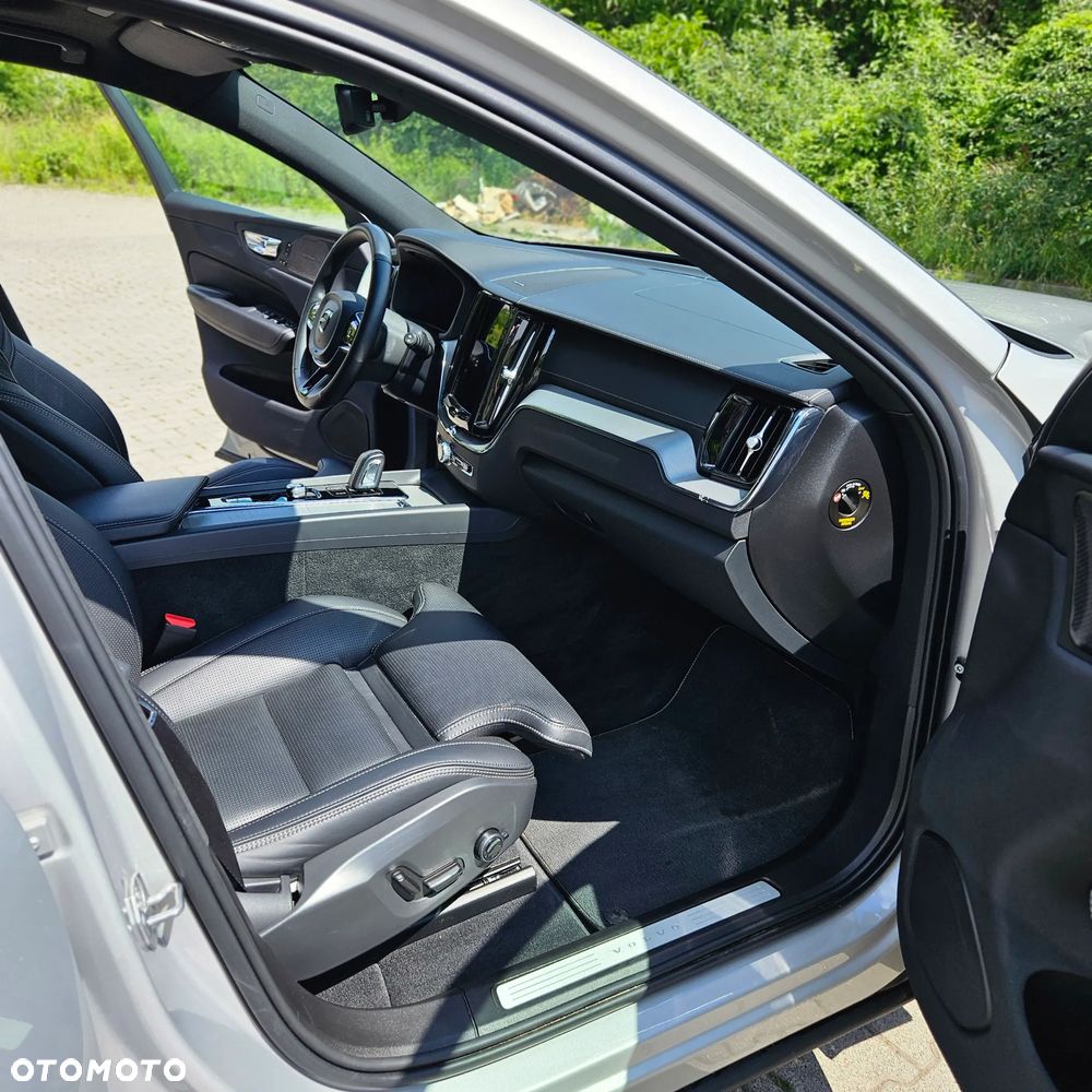 Volvo XC 60 B4 B Plus Dark - 16