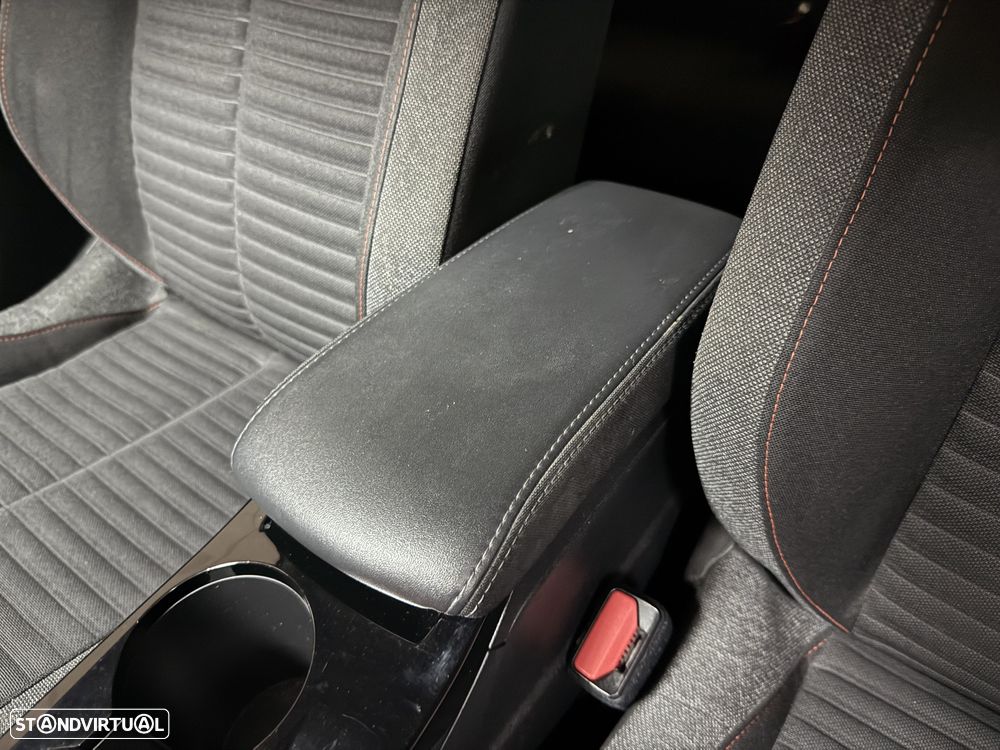 Peugeot 2008 1.2 PureTech Allure EAT8 - 11