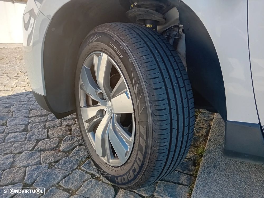 Peugeot 2008 1.2 PureTech Allure - 8