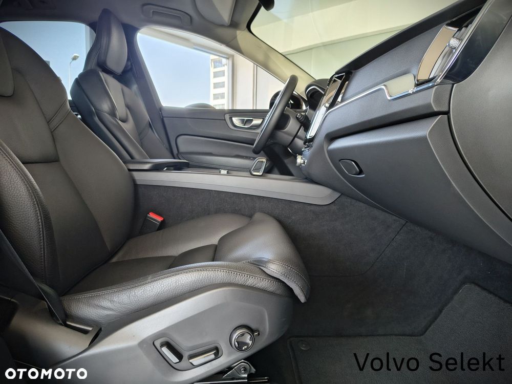 Volvo XC 60 B4 D Plus Dark - 28