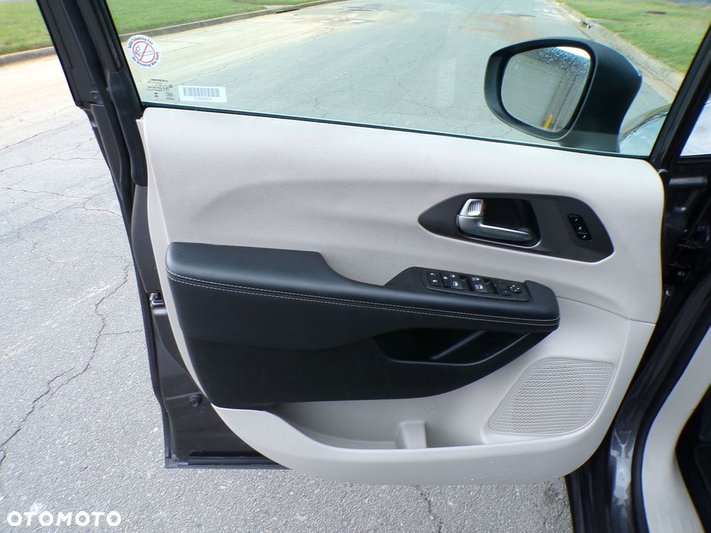 Chrysler Pacifica - 13