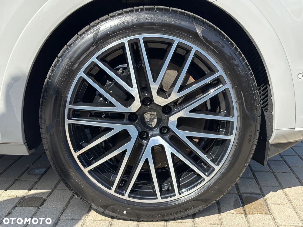 Porsche Cayenne Turbo E-Hybrid PHEV - 8