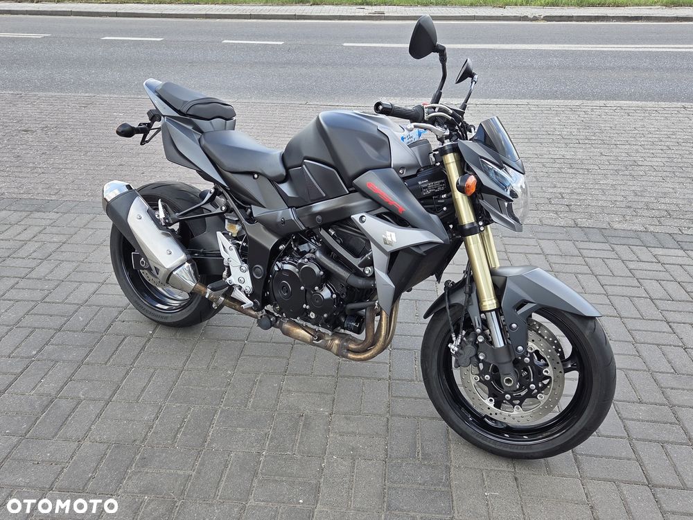 Suzuki GSR - 12
