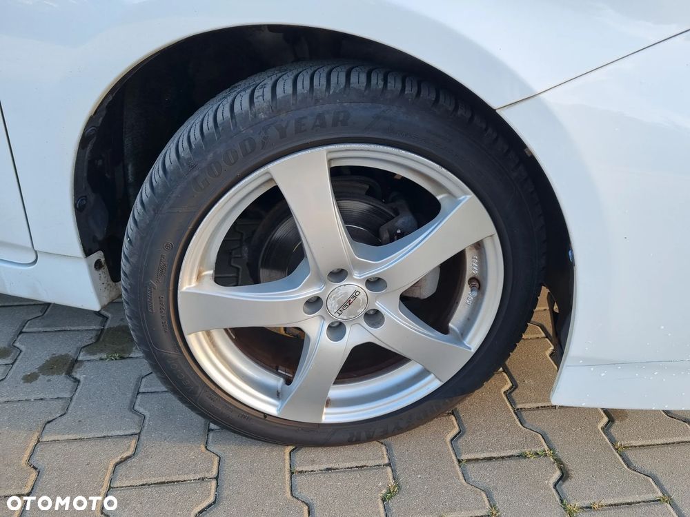 Toyota Prius (Hybrid) Life - 14