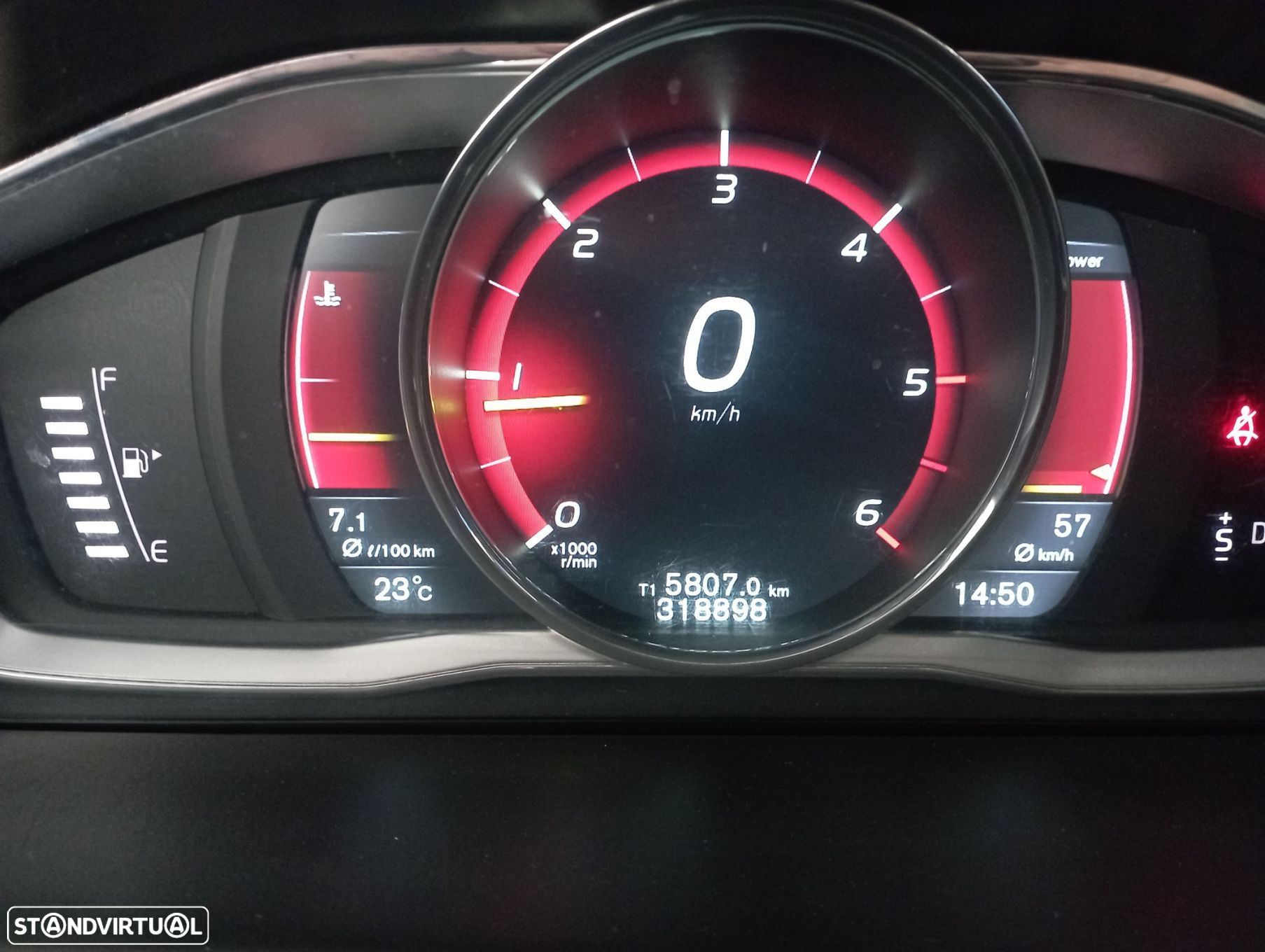 Volvo XC 70 2.0 D4 Momentum Geartronic - 29
