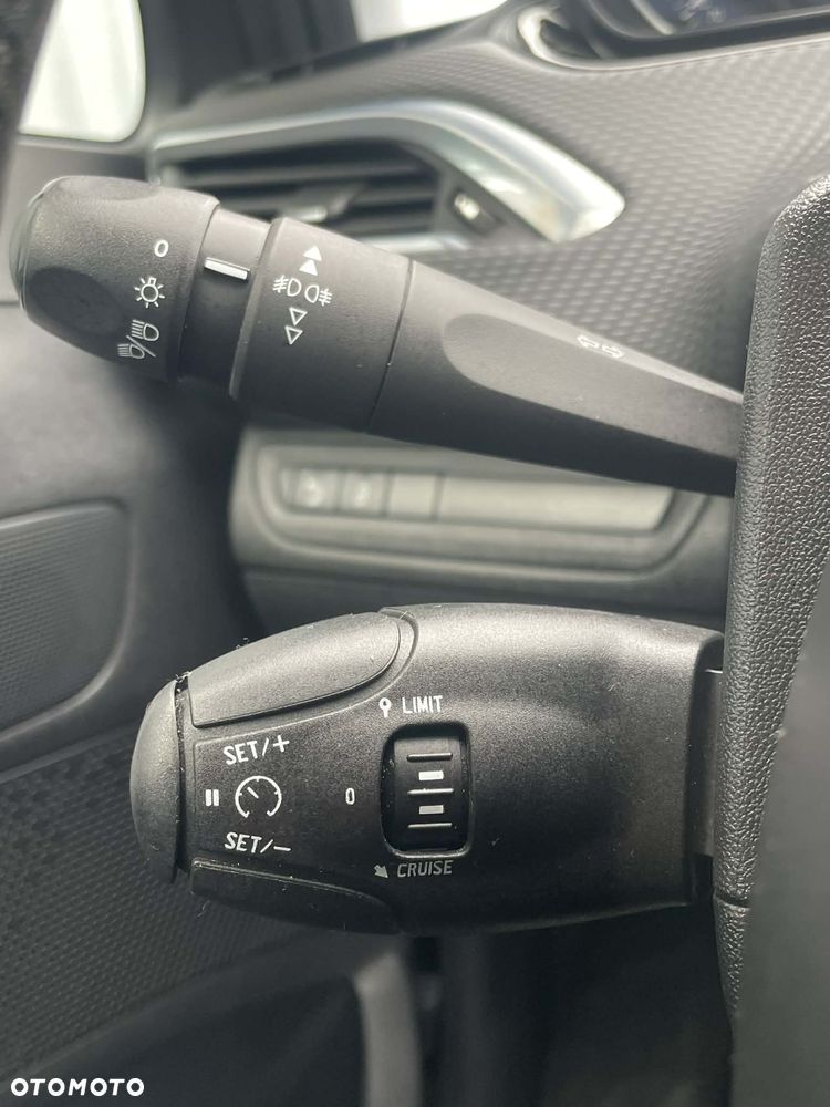 Peugeot 2008 1.2 Pure Tech Allure S&S - 21
