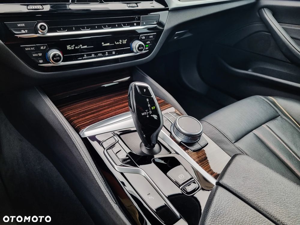 BMW Seria 5 520i Luxury Line sport - 33