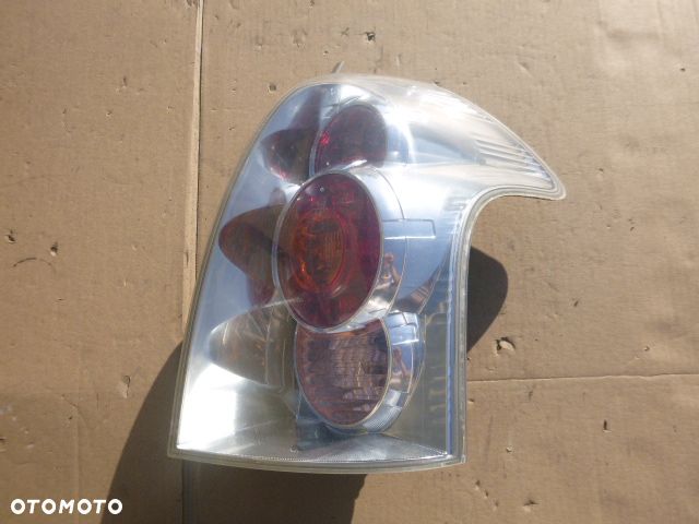 LAMPA PRAWY TYŁ PRAWA TYLNA TOYOTA COROLLA VERSO II - 12