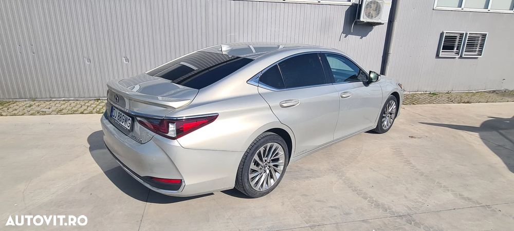 Lexus Seria ES 300h 2.5 TNGA HV 25H- 4X2 CVT Luxury - 4