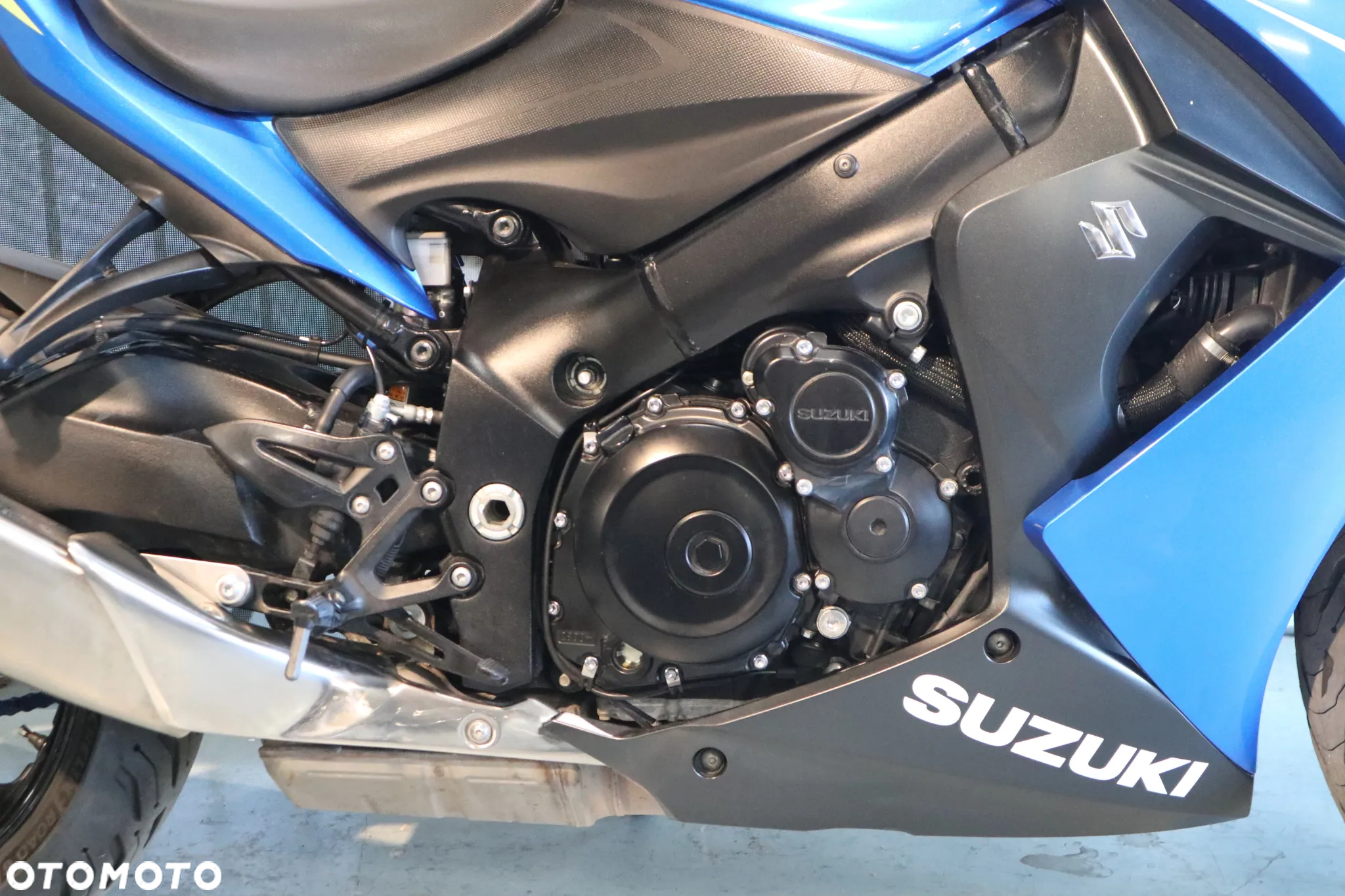 Suzuki GSX - 16