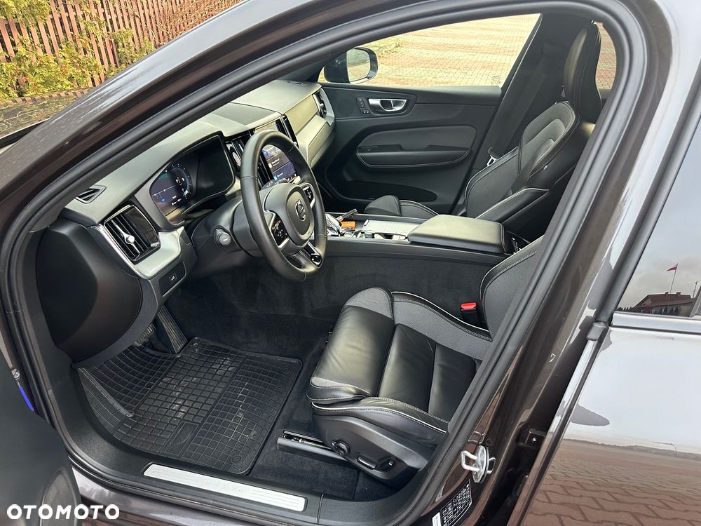 Volvo XC 60 B4 D Plus Dark - 11