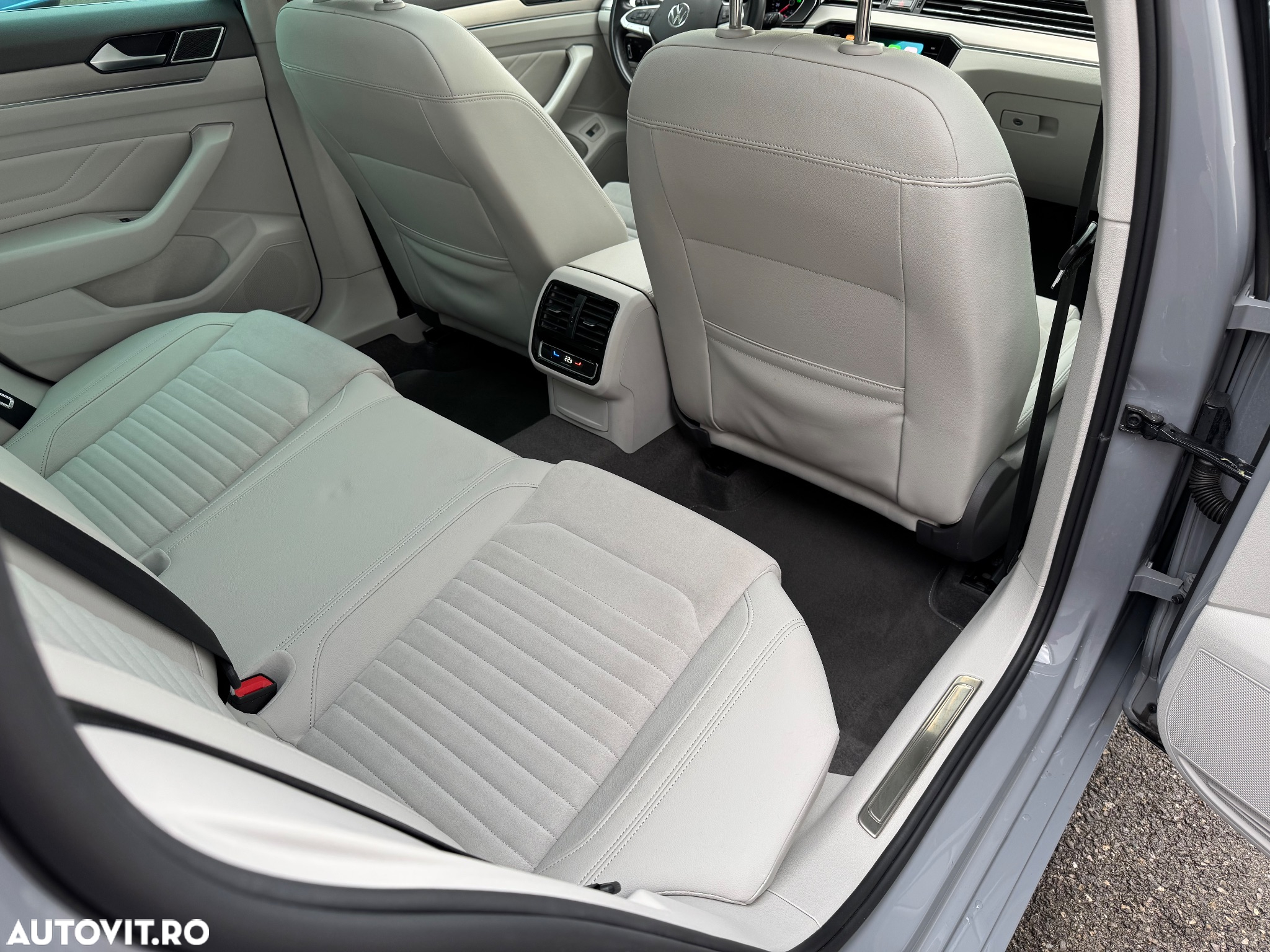 Volkswagen Passat Variant 2.0 TDI SCR DSG Elegance - 35