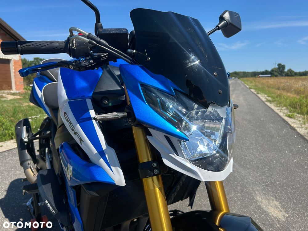 Suzuki GSR - 16