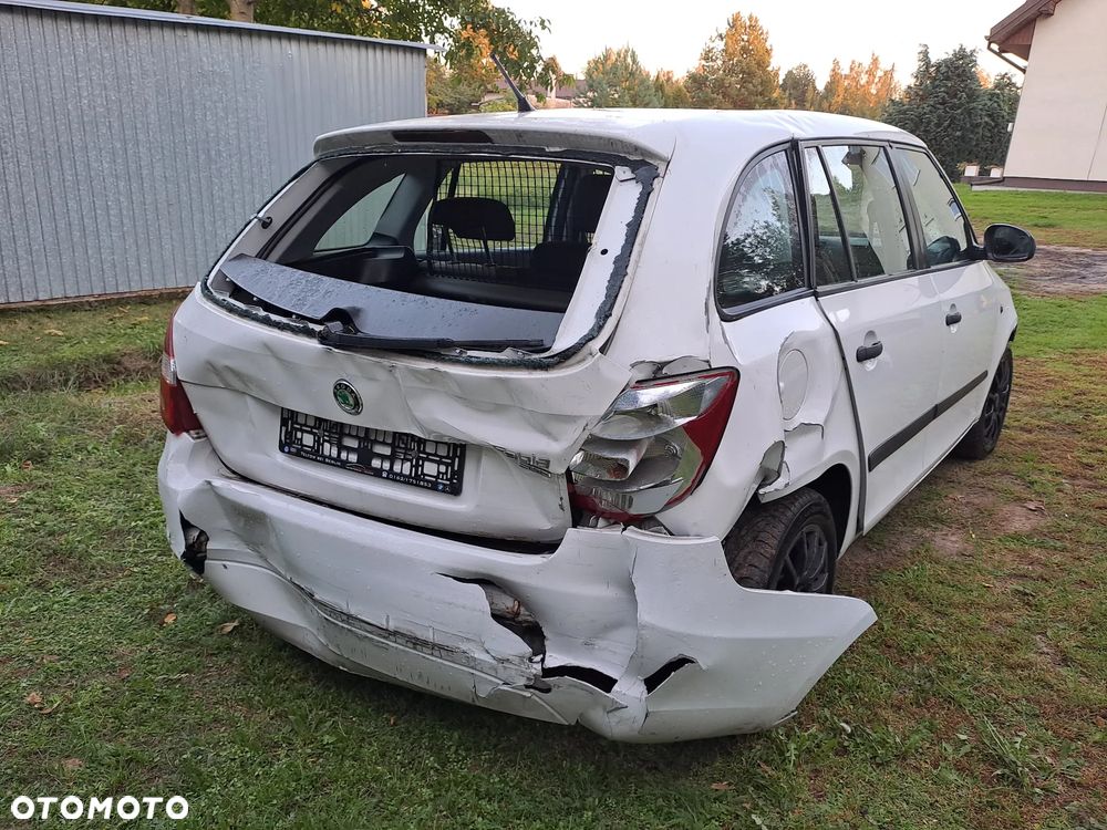 Skoda Fabia 2012 photo 4