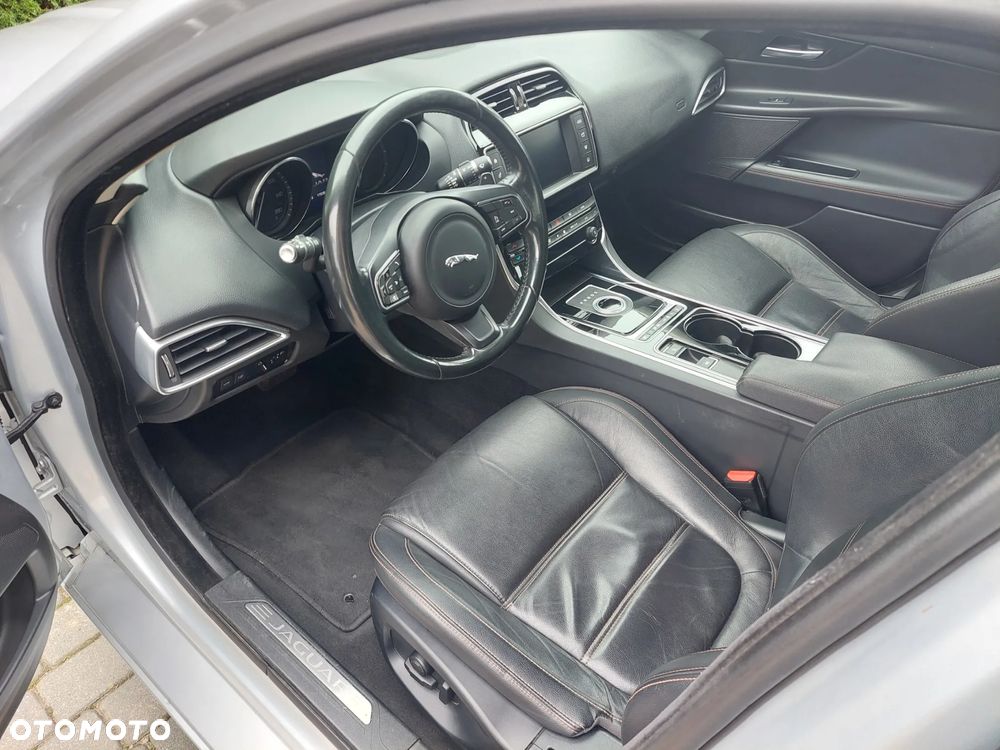 Jaguar XE 2.0 D AWD Prestige - 9