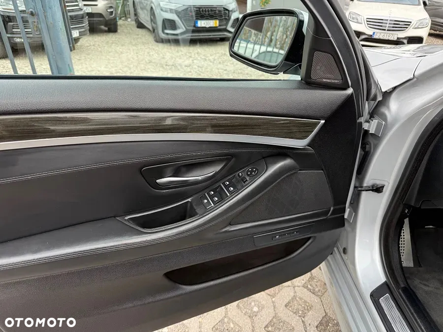 BMW Seria 5 528i xDrive - 12