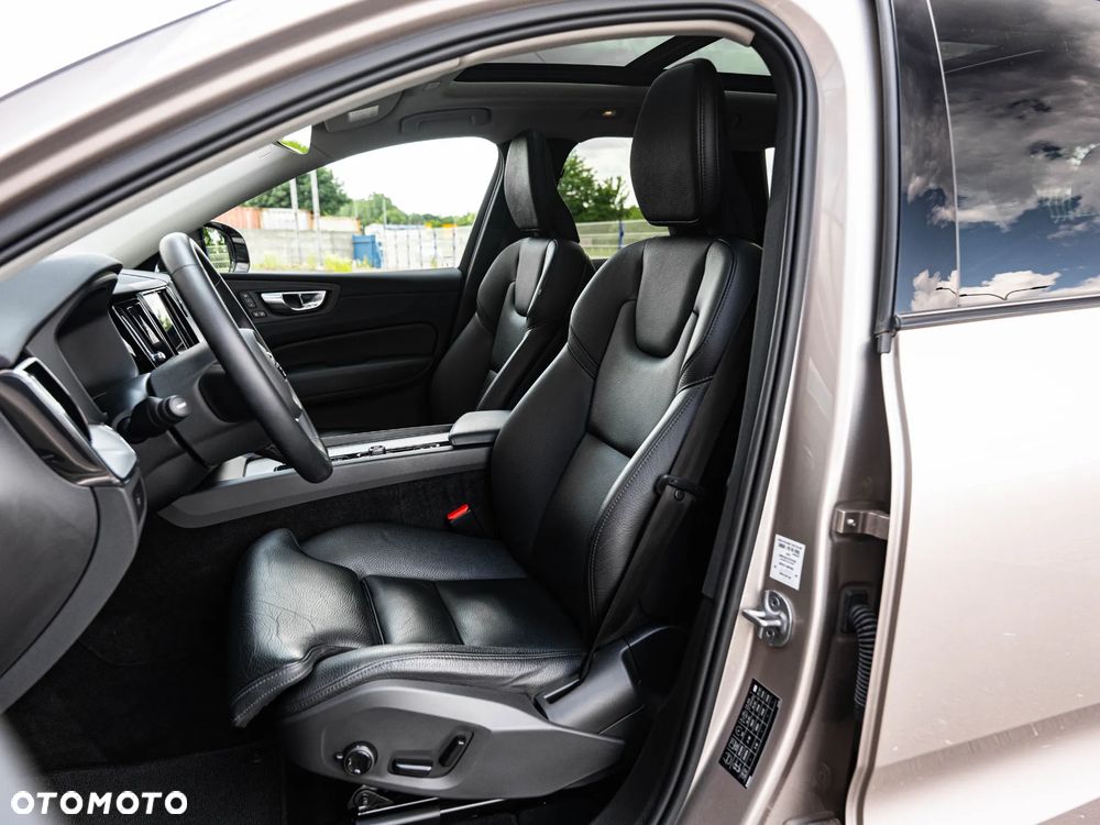 Volvo XC 60 B4 B Plus Dark - 23