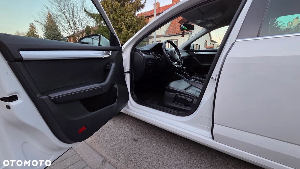 Skoda Octavia 1.6 TDI DPF DSG Elegance - 36