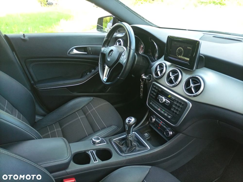 Mercedes-Benz CLA 180 AMG Line - 20