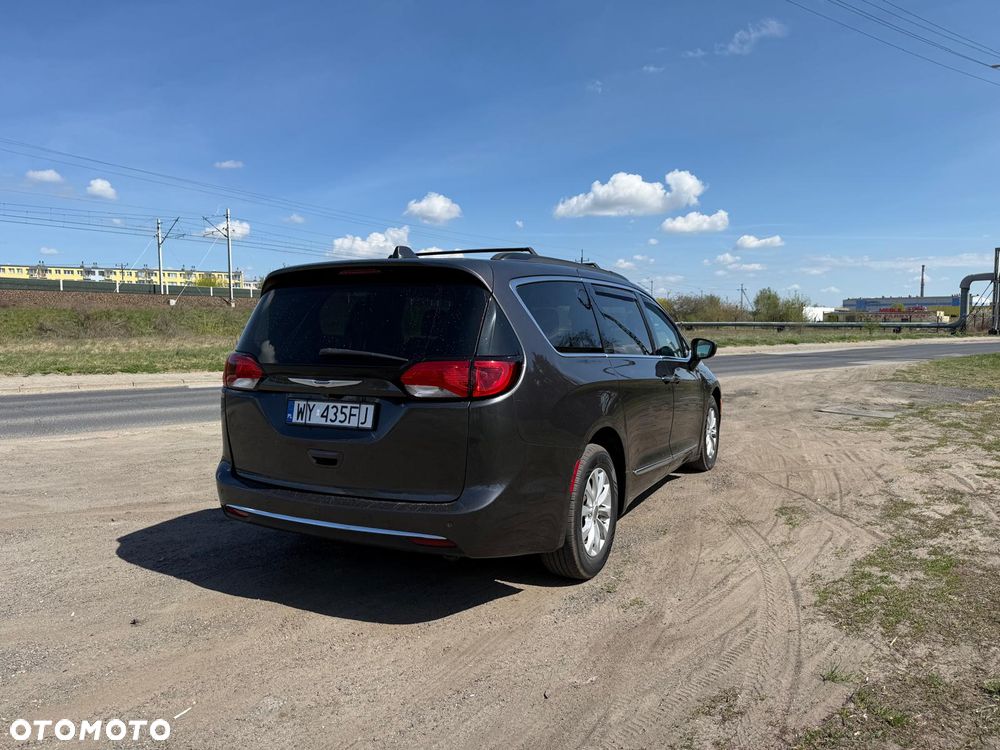Chrysler Pacifica - 4