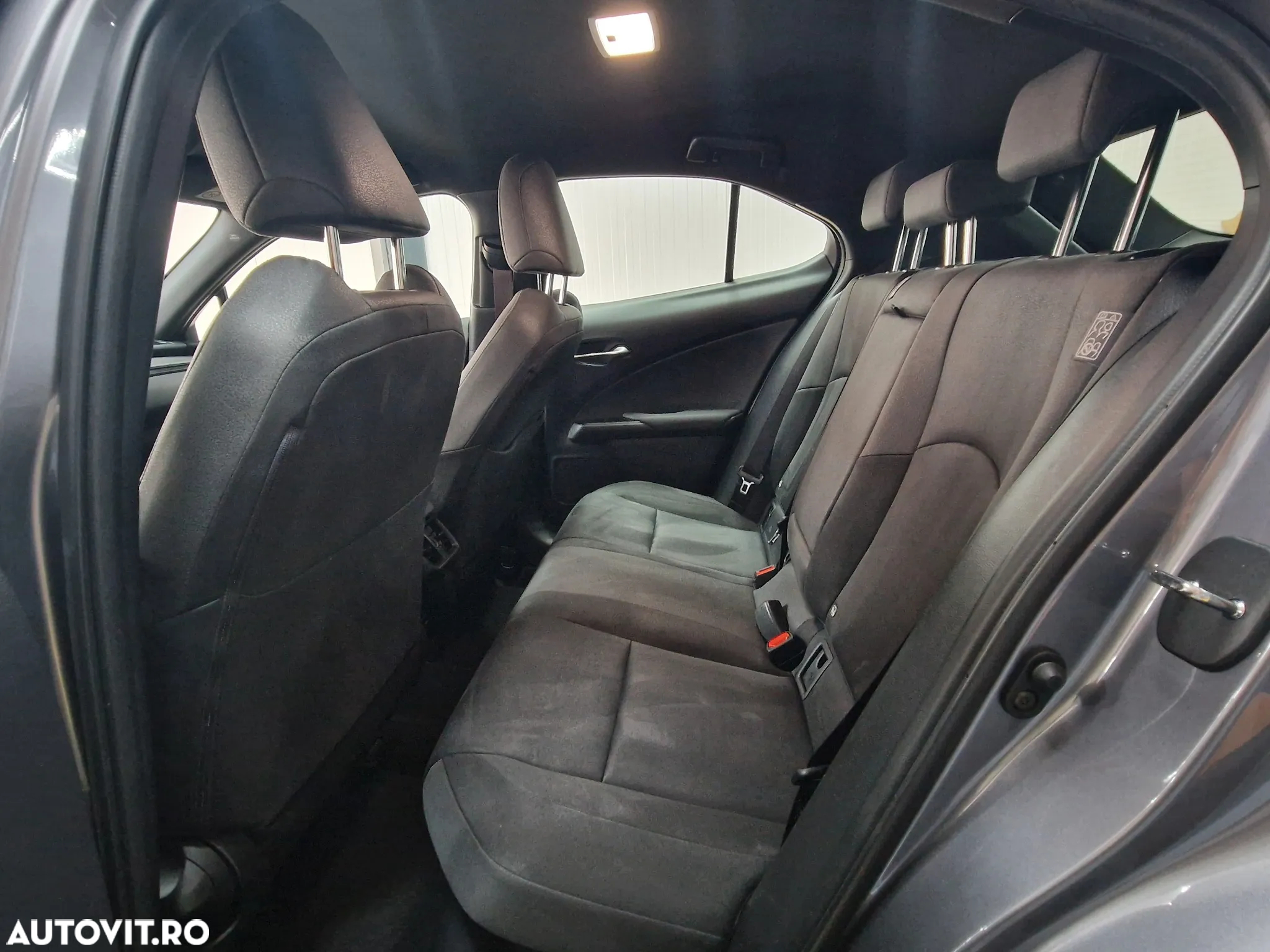 Lexus UX 250h Business Edition - 11