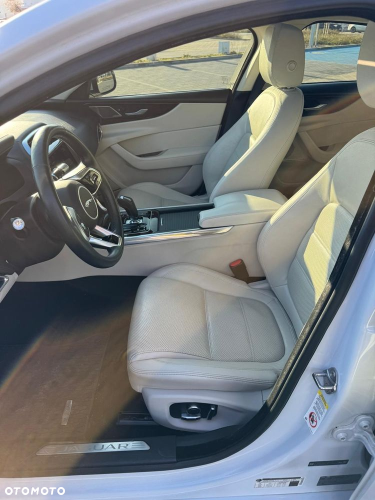 Jaguar XE - 23