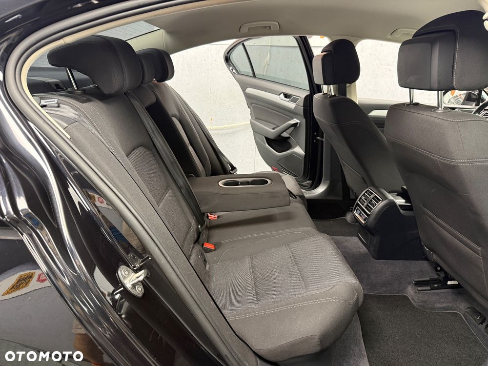 Volkswagen Passat - 8