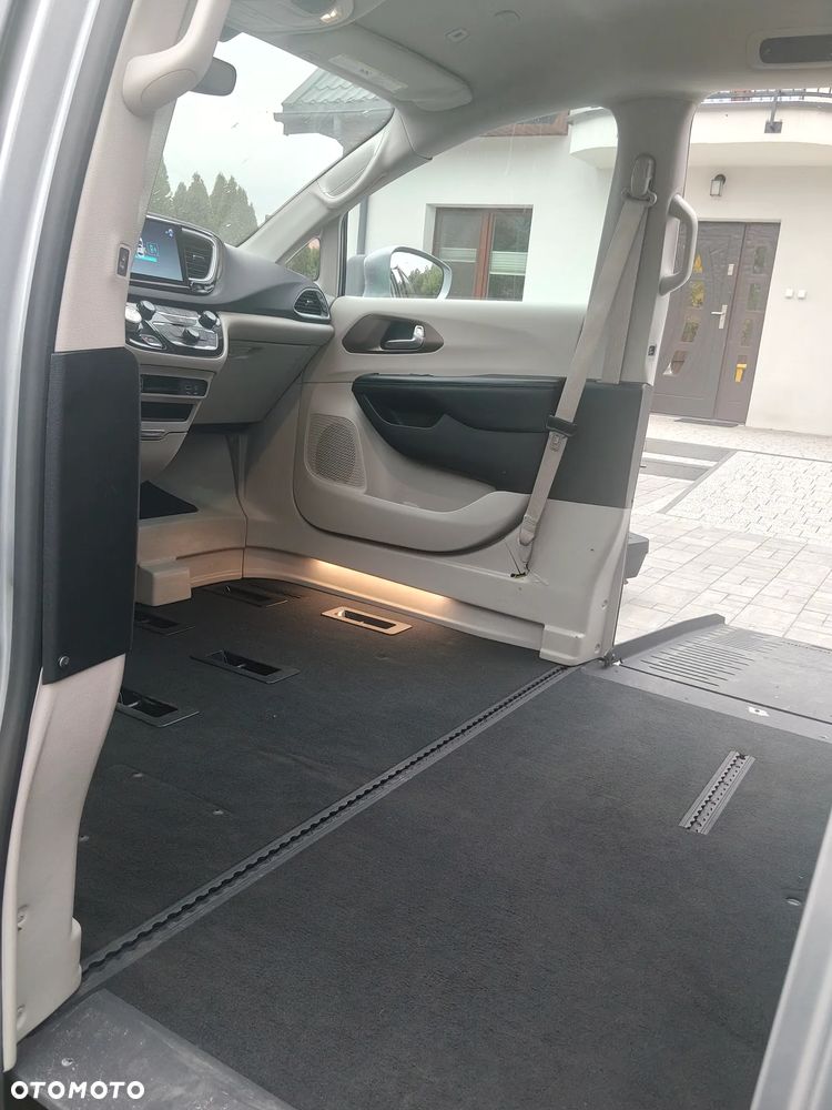 Chrysler Pacifica - 8
