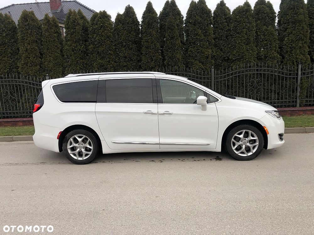 Chrysler Pacifica - 4