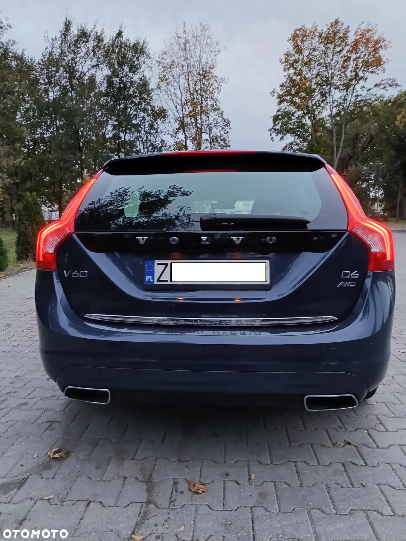 Volvo V60 D6 AWD Plug-in Hybrid R-Design Summum - 10