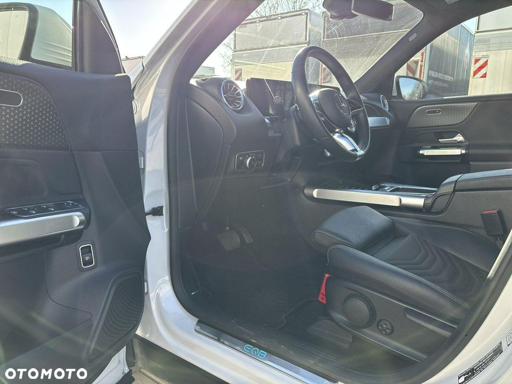 Mercedes-Benz EQB - 12