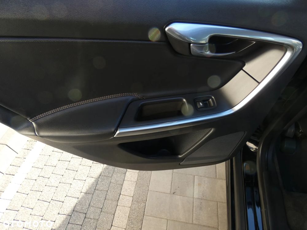 Volvo XC 60 D5 AWD Momentum - 30