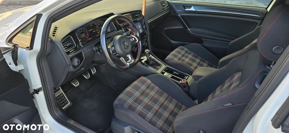 Volkswagen Golf - 10