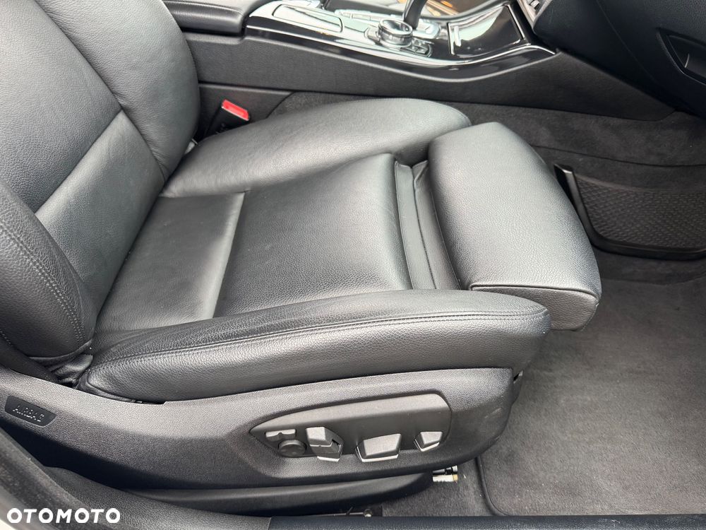 BMW Seria 5 525d xDrive - 28