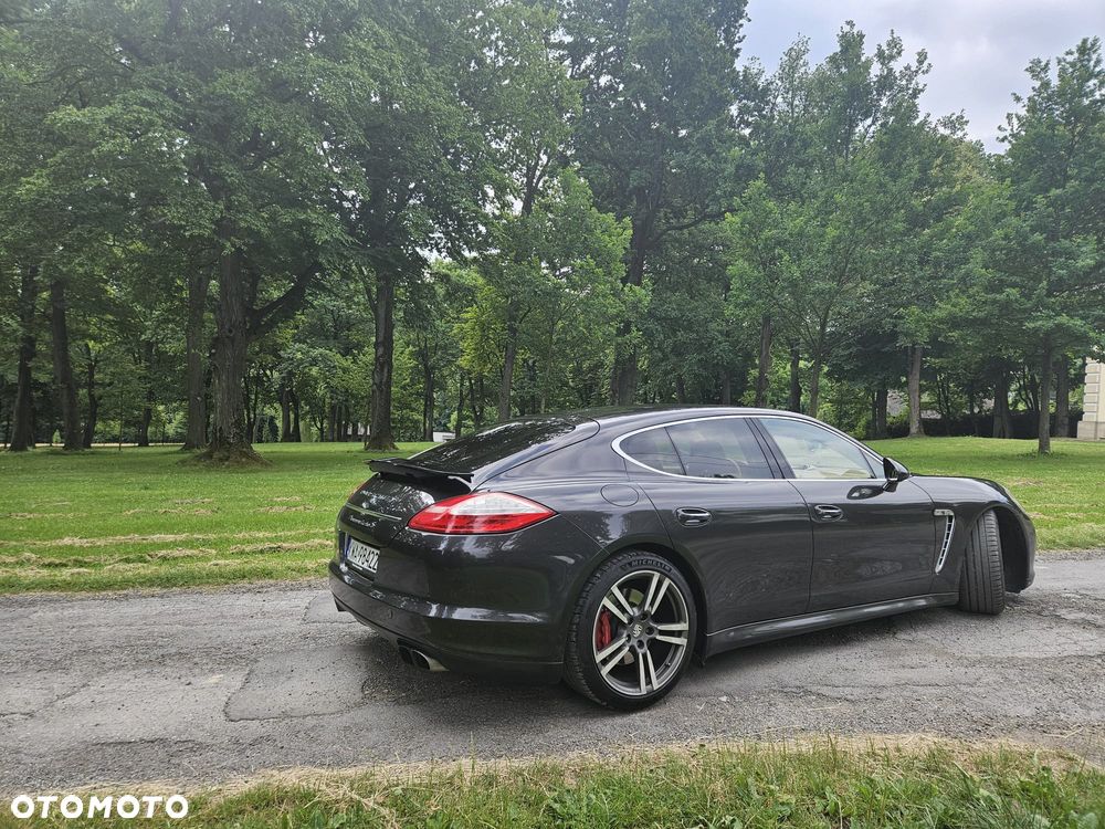 Porsche Panamera Turbo - 12