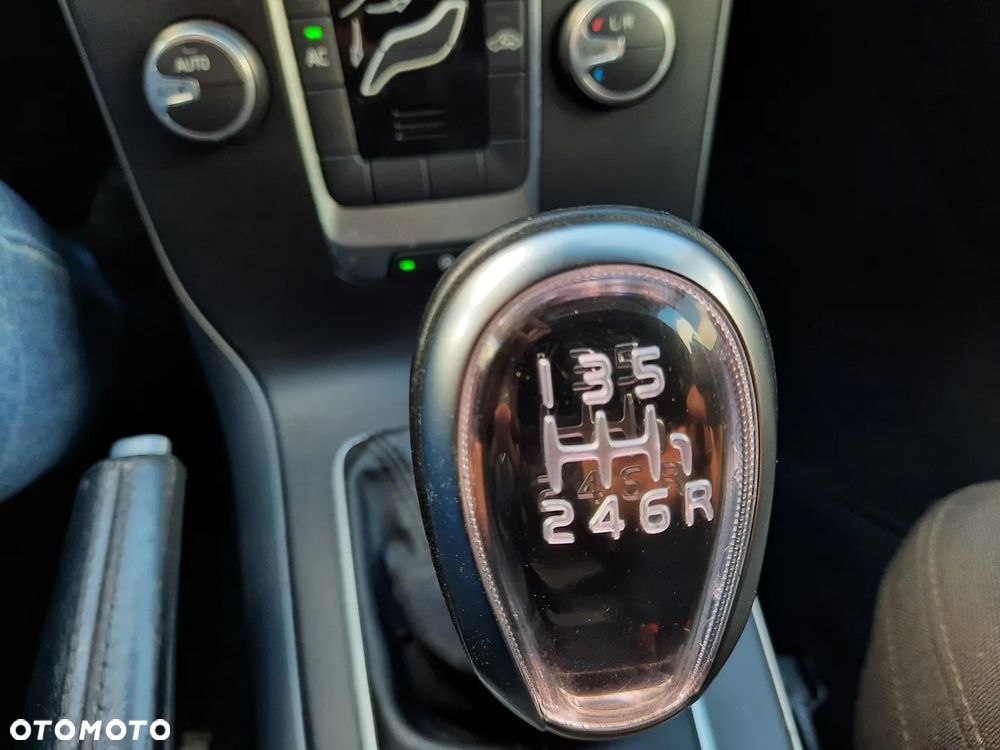 Volvo V40 D3 Momentum - 33
