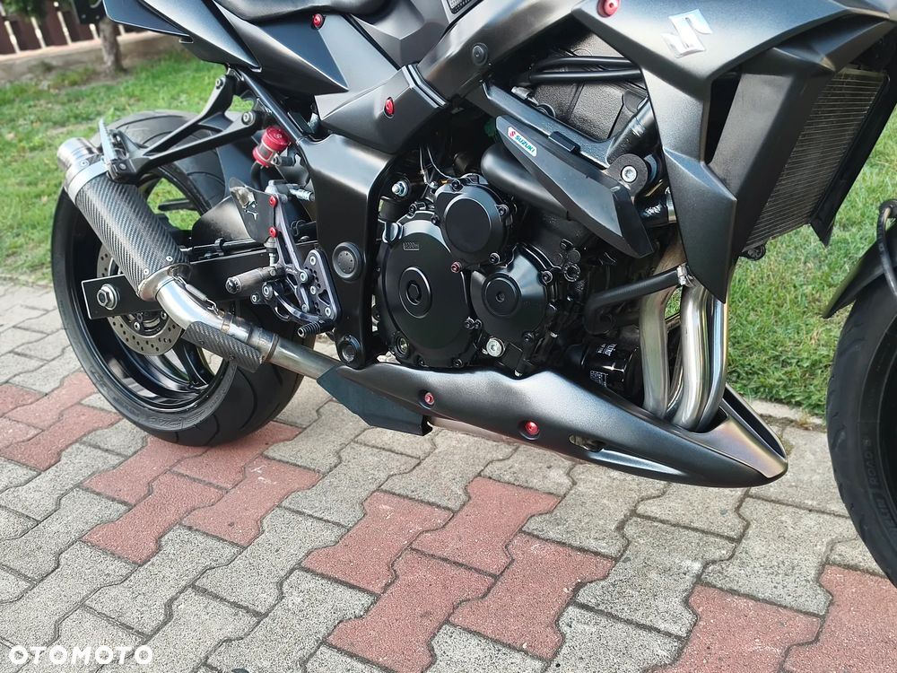 Suzuki GSR - 8