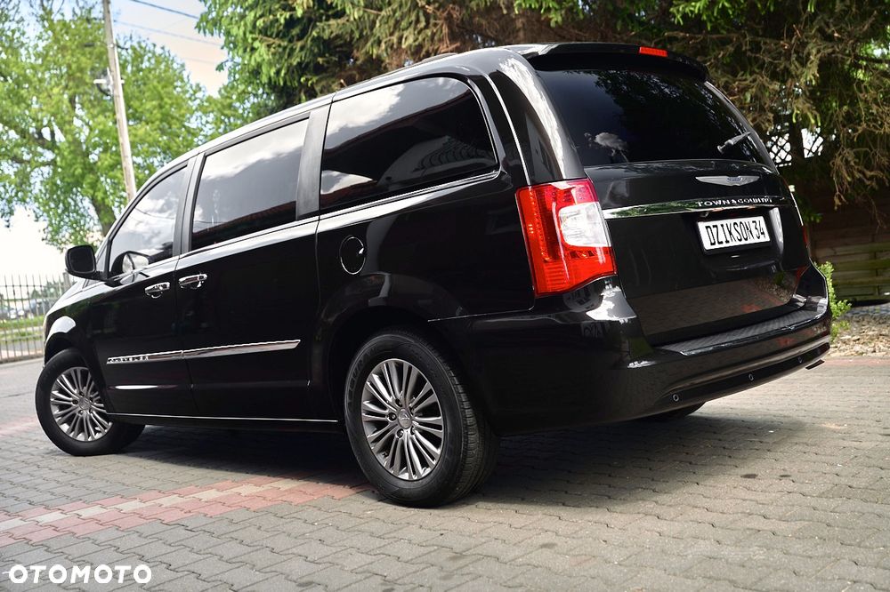 Chrysler Town & Country - 16
