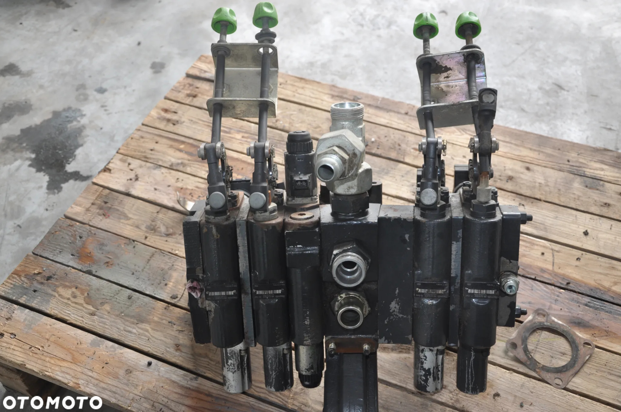 Rozdzielacz hydrauliczny Deutz Fahr M620 - 2