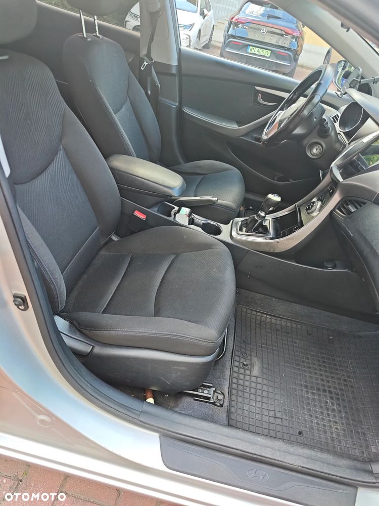 Hyundai Elantra 1.6 Comfort - 12