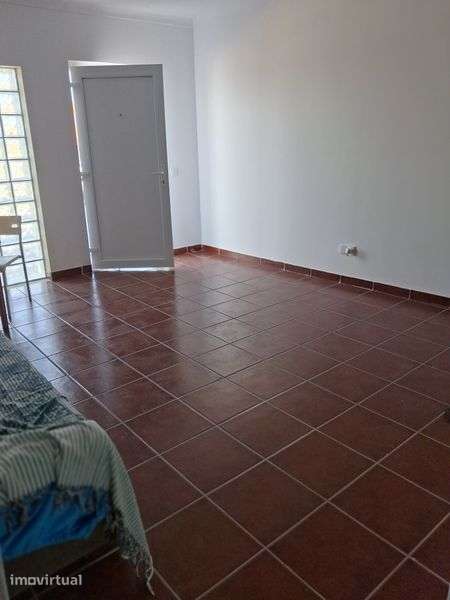 Aluga-se T1 com acesso a quintal - Grande imagem: 2/4