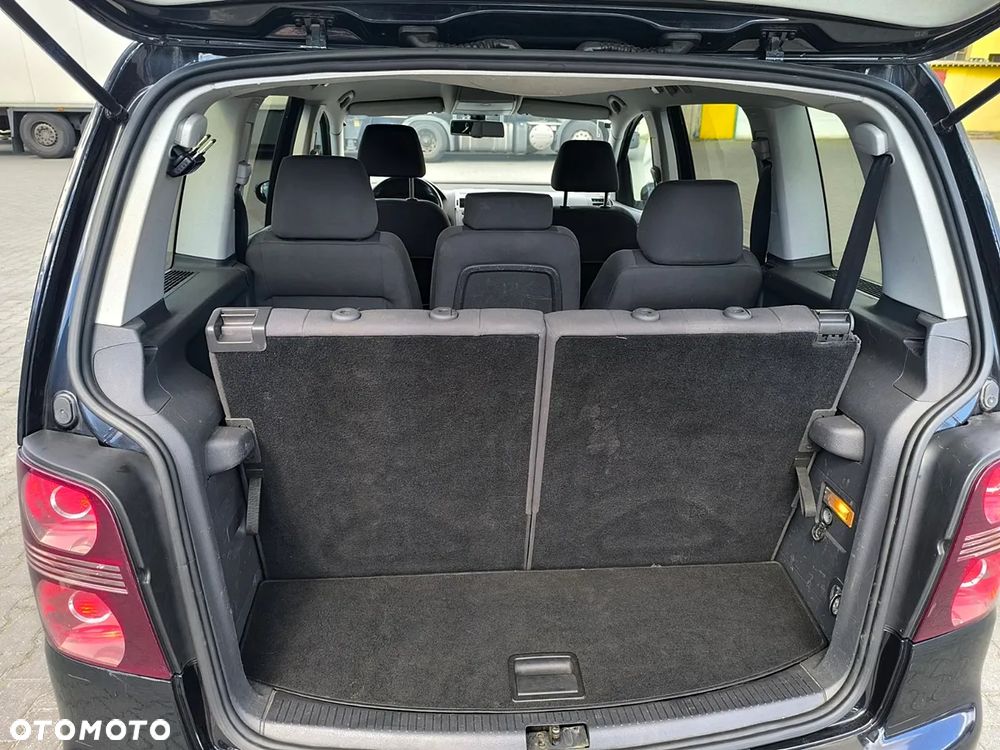 Volkswagen Touran 2.0 TDI DPF Highline - 16