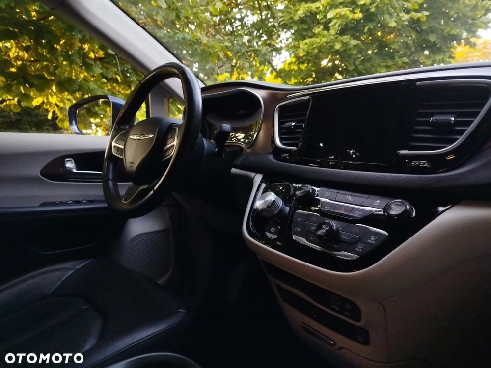 Chrysler Pacifica - 8