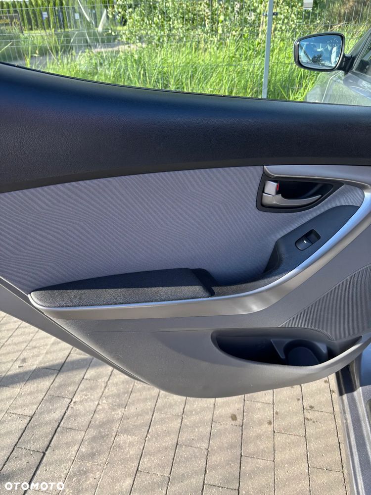 Hyundai Elantra 1.6 Classic + - 11