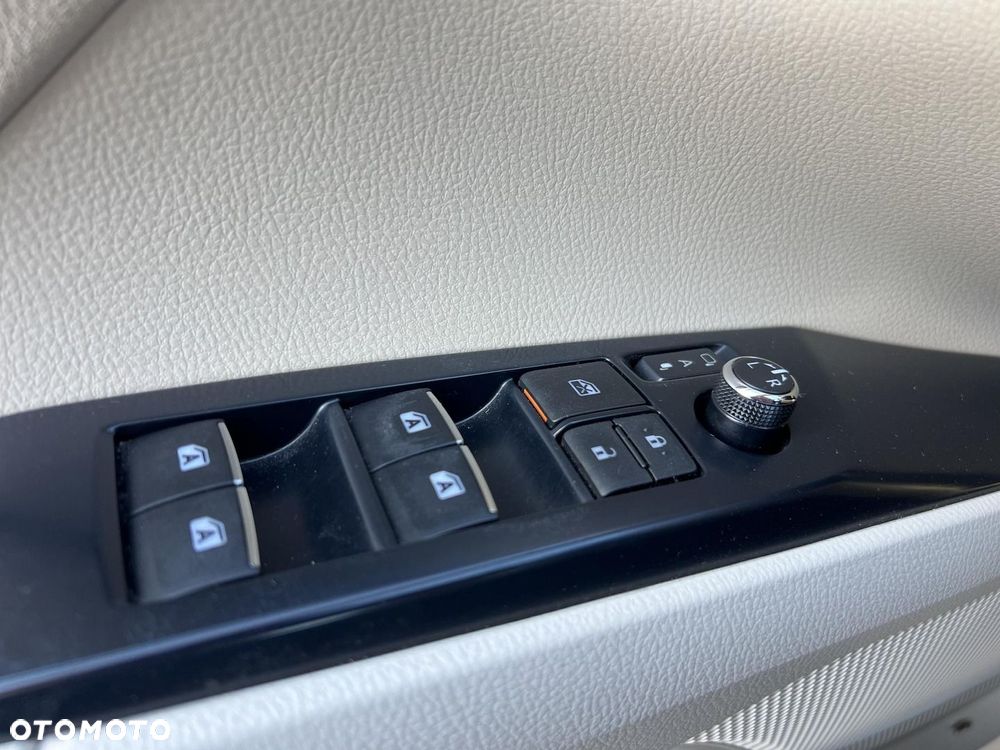 Toyota Camry 2.5 Hybrid Executive CVT - 27
