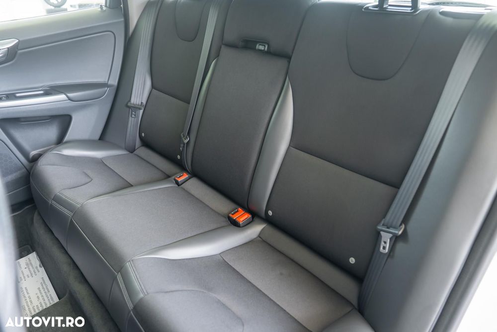 Volvo XC 60 D4 AWD Geartronic Momentum - 23